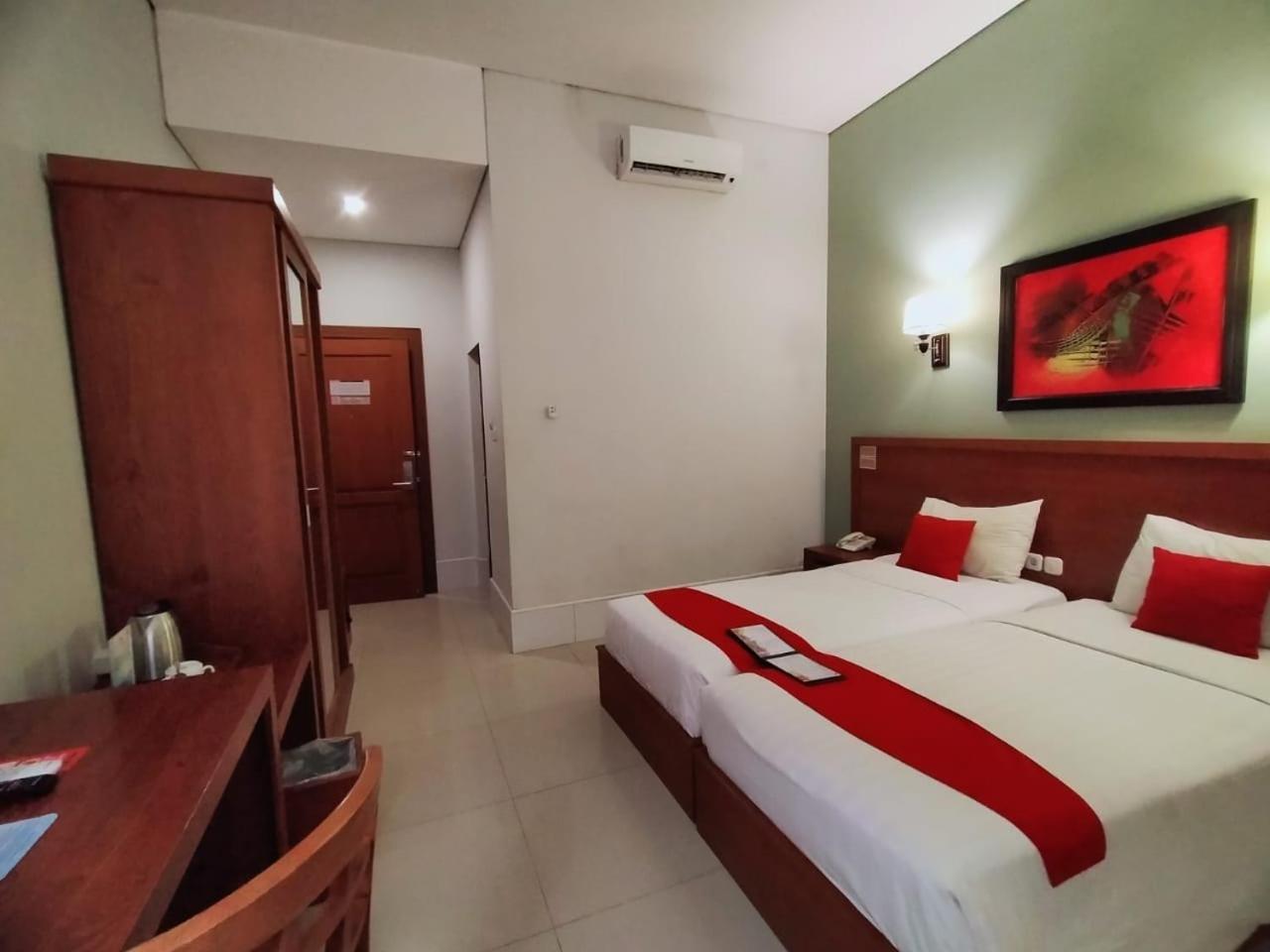 Prima Sr Hotel & Convention Yogyakarta Sleman  Exterior photo