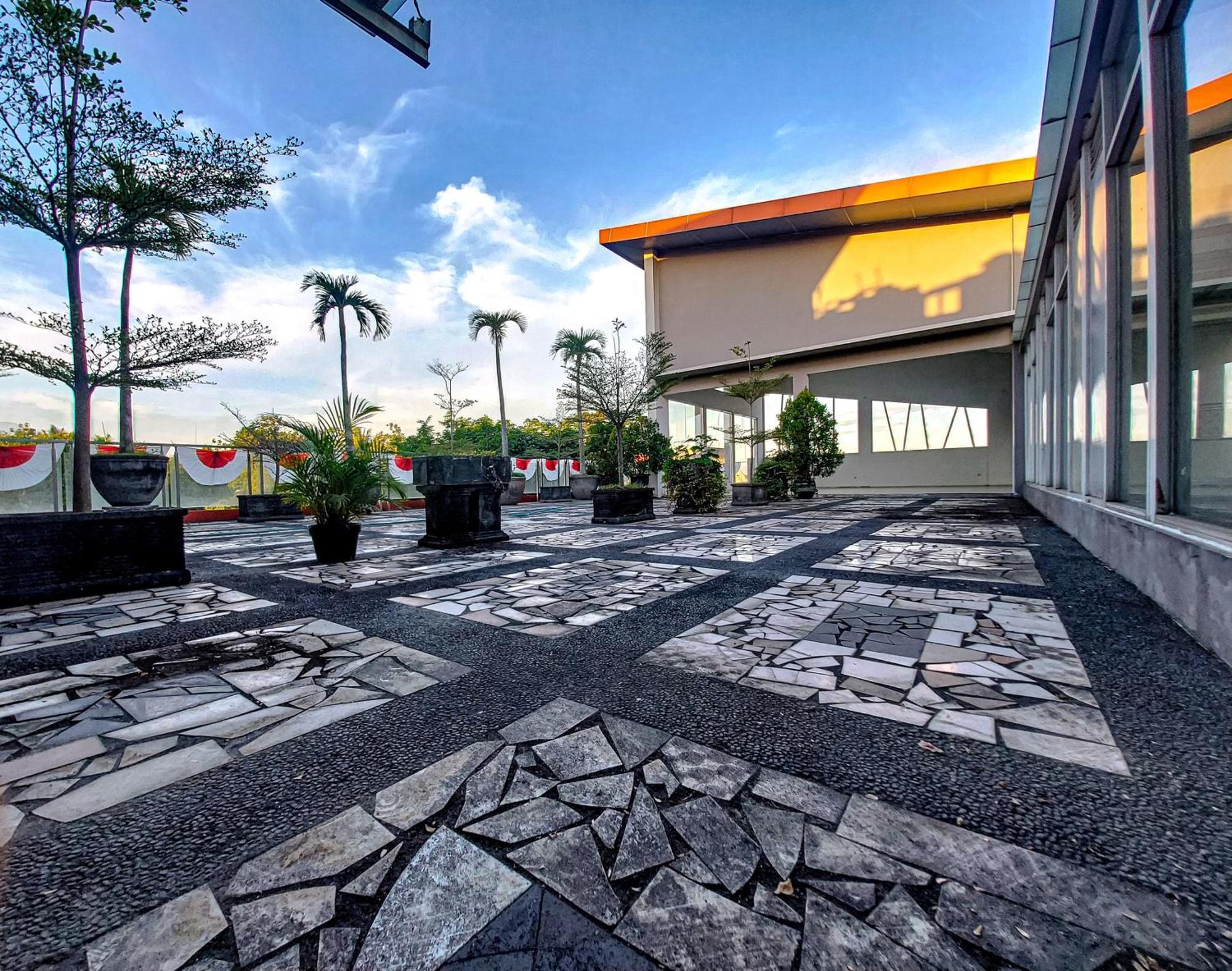 Prima Sr Hotel & Convention Yogyakarta Sleman  Exterior photo